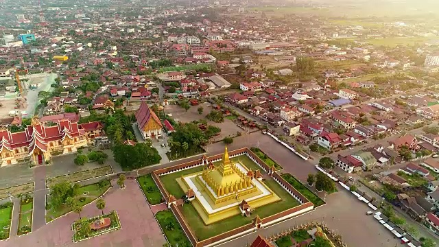 无人机拍摄的4k视频鸟瞰图Wat Phra That Luang，万象，老挝人民民主共和国。视频下载