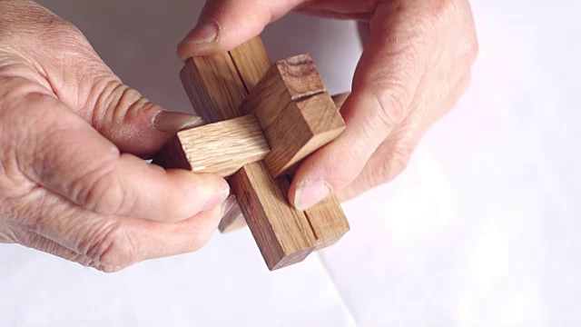 双手，木棒，中国古代建筑模型视频下载