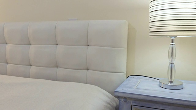 白色的舒适的卧室视频素材
