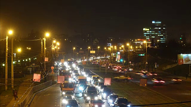 城市的夜间交通。间隔拍摄。公路夜景与市区交通夜景，时光流逝。视频素材