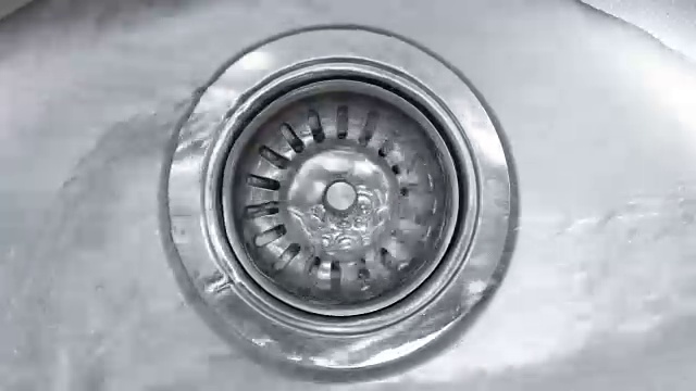 水流入水槽的排水管视频素材