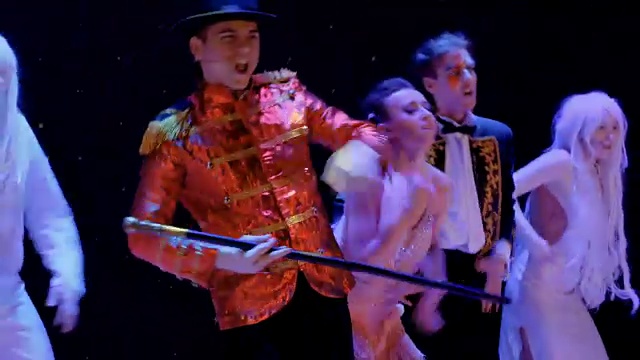穿着戏服的人们在剧院的舞台上跳舞视频素材
