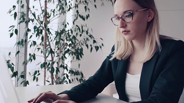 戴眼镜的商务女性使用电脑视频素材