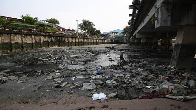 垃圾和污水从房屋和工厂工业排水沟入海视频下载