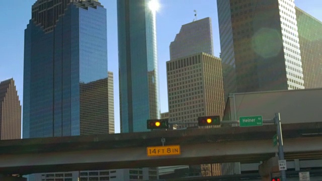 开车紧挨着市中心的高层建筑视频下载
