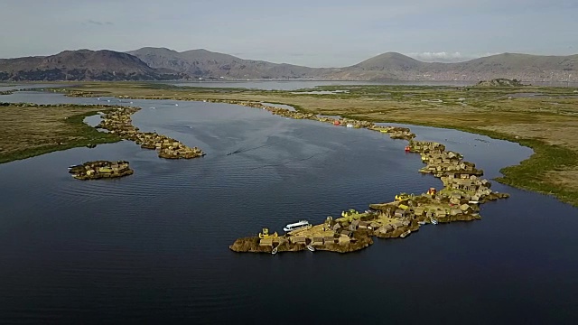 乌鲁斯是秘鲁的喀喀湖上的浮动岛屿。视频素材