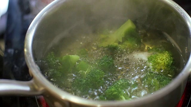 锅中煮西兰花视频素材