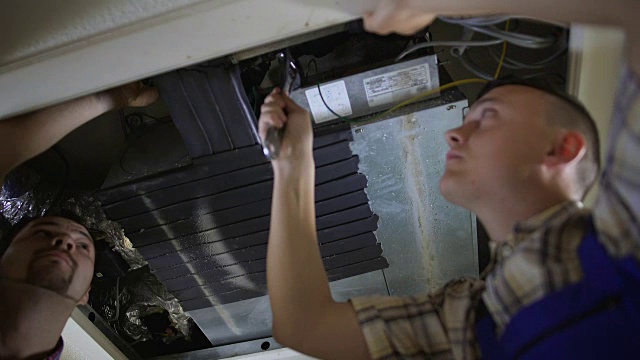 维修冷却系统的人员在维修过程中不小心损坏了管道视频下载