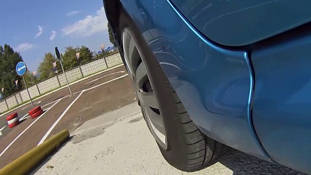 蓝色汽车在训练区驾驶，试驾，使用新轮胎视频下载