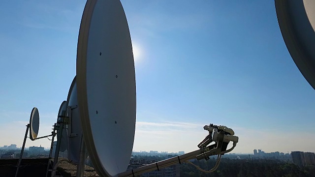 屋顶上的大型卫星天线接收无线电波，科技产业视频素材