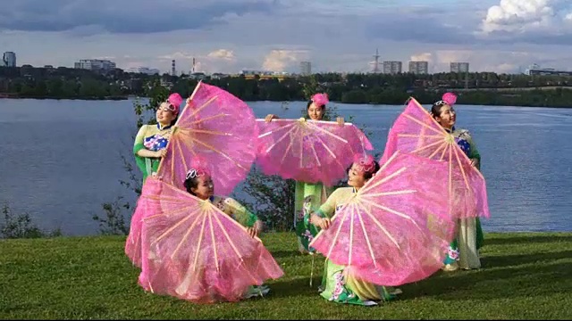 五名亚洲女演员身着中国传统服饰，与粉丝们一起在河边跳舞视频下载