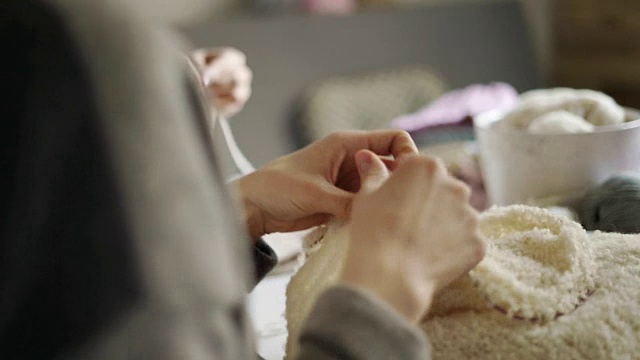女性手织白色羊毛织针。女子爱好编织纱线视频素材