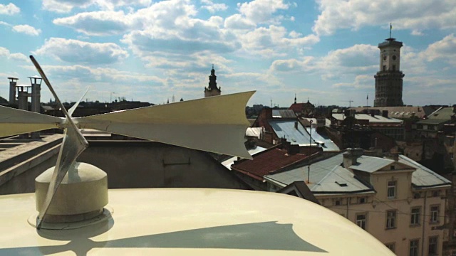 美丽的屋顶视图利沃夫城市景观，历史中心，文化遗产视频下载