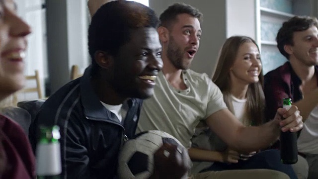 快乐的朋友庆祝足球队的胜利视频素材