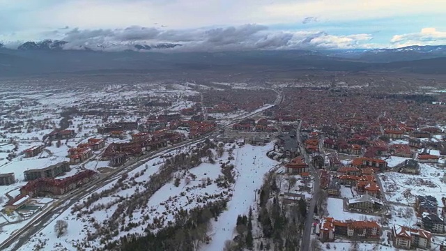 静态无人机拍摄的皮林山脉班斯科，保加利亚冬季滑雪胜地视频素材