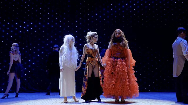 由美丽而与众不同的女孩组成的三人组在剧院的舞台上唱歌视频下载