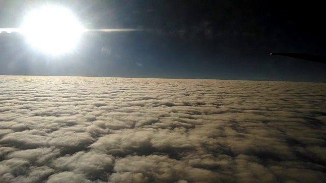飞越云层之上视频下载