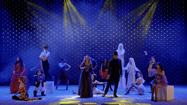 恋爱中的情侣在现代剧场的舞台上一起歌唱视频素材