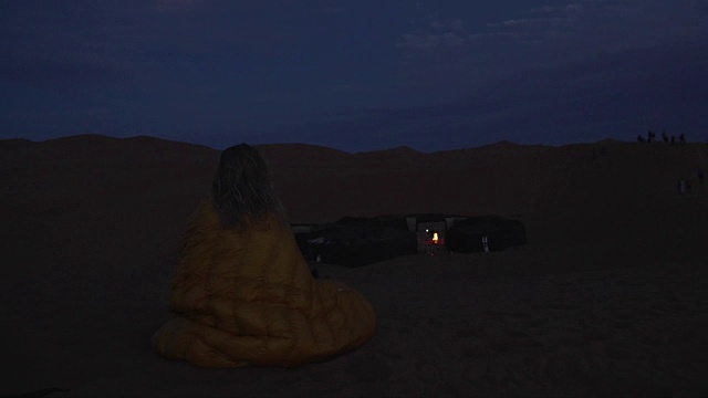 欣赏沙漠的日落。寒冷的晚上。满月视频素材