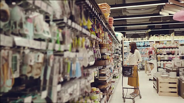 在超市里推着购物车的女人视频素材