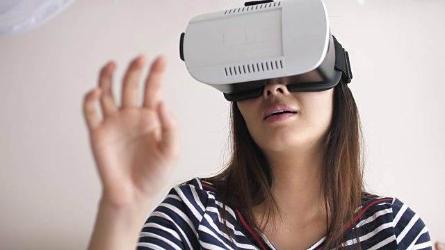 女性佩戴VR眼镜视频素材