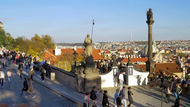 从赫拉德卡尼山眺望布拉格的天际线视频下载