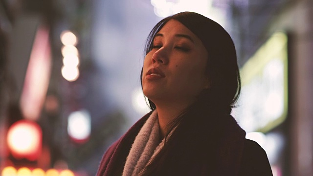 日本东京新宿街头的日本女性夜景视频素材