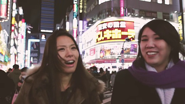 日本东京新宿的夜晚，日本女性朋友在街上散步视频素材