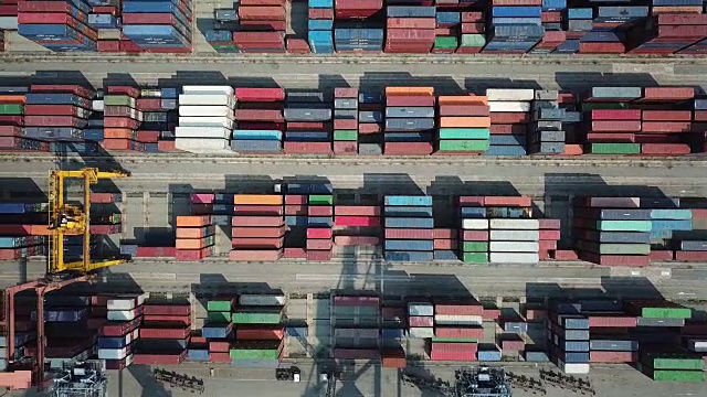工业港口集装箱船鸟瞰图视频素材
