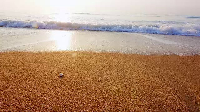 海浪卷起白色沙滩的特写镜头视频下载