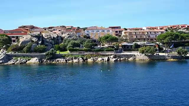 从一艘渡船上看到的撒丁岛海岸线，意大利视频下载