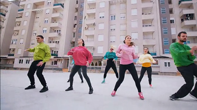 一群跳霹雳舞的现代舞者视频素材