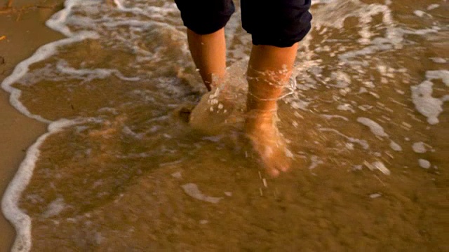 在海滩上走着的女人，慢镜头视频素材