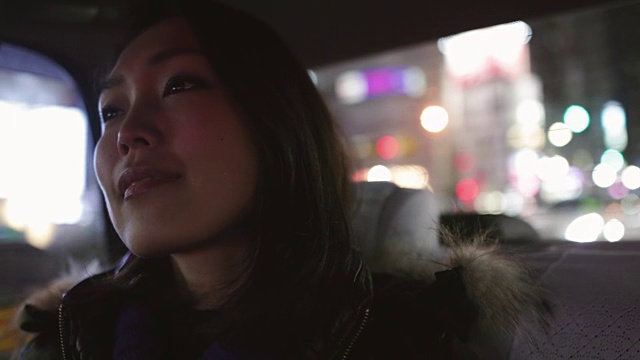 坐在出租车中的日本女性，东京，日本视频购买