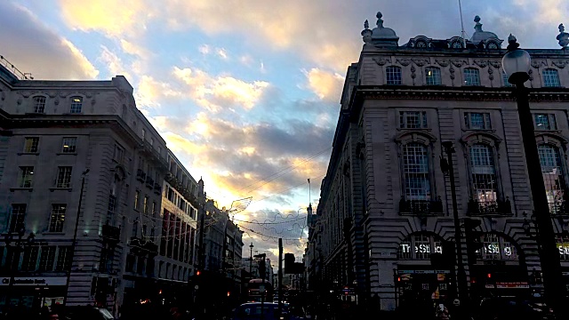 英国伦敦皮卡迪利广场上空的延时云视频下载