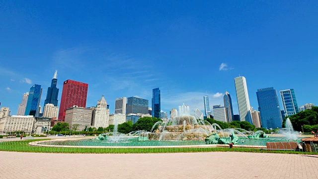 从白金汉宫喷泉看芝加哥市中心的天际线视频下载