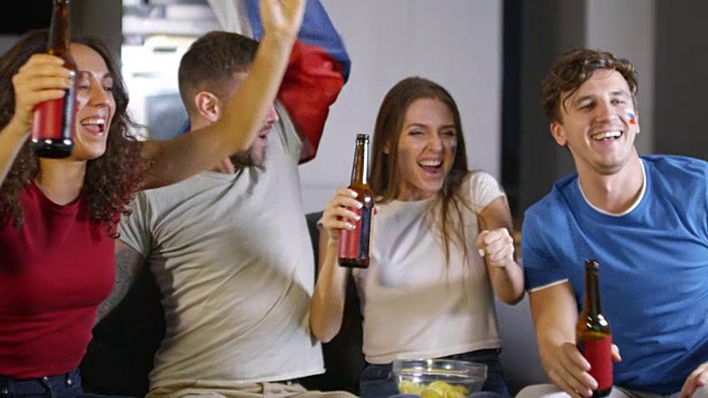 俄罗斯球迷看电视，庆祝和喝啤酒视频素材