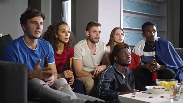 法国球迷喝啤酒看电视比赛视频素材