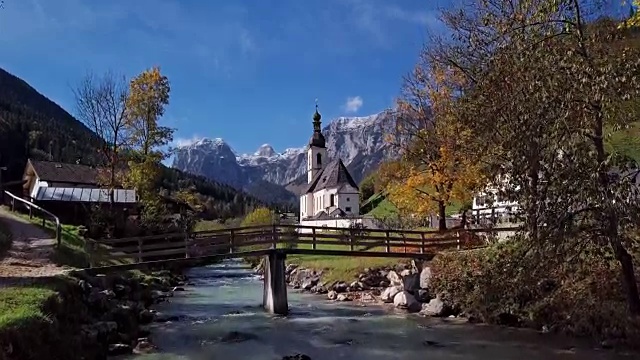 德国巴伐利亚阿尔卑斯山脉，拉姆绍，贝希特斯加登，著名的圣塞巴斯蒂安教区教堂附近的飞行桥。视频素材