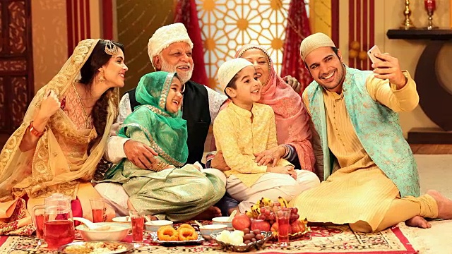 mszi穆斯林家庭坐在一起，摆姿势拍照/印度德里视频素材