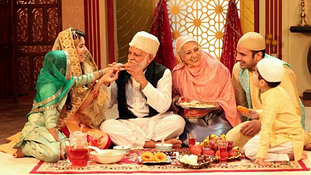 斋月期间多代同堂的穆斯林家庭在吃饭，印度德里视频素材