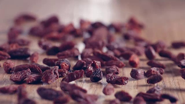 一串枸杞莓，真正的慢镜头落到木桌上视频下载