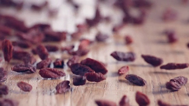 一串枸杞莓，真正的慢镜头落到木桌上视频素材