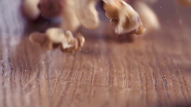混合超级食物慢镜头落在木桌上，特写视频素材