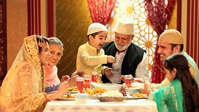 印度德里，MS穆斯林家庭在斋月期间吃饭视频素材