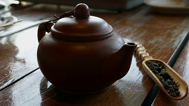 把茶杯放在中国传统茶道中使用的茶壶前视频下载