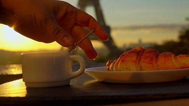 在巴黎，一杯咖啡配一个羊角面包视频素材