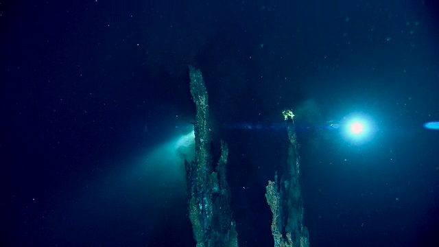 潜水灯照亮了大西洋中脊海底的黑色烟熏深海喷口视频素材