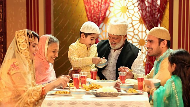 印度德里，MS穆斯林家庭在斋月期间吃饭视频下载