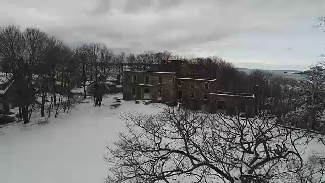 一架无人机飞过位于缅因州伊丽莎白角威廉姆斯堡公园的戈达德大厦的尿液视频下载